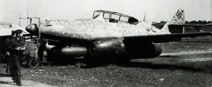 1-Messerschmitt-Me-262B-10_NJG10-(R12+)-WNr-111980-Schleswig-Jagel-1945-01